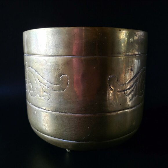 Vintage Brass Planter, Brass Chinese Cachepot with Feet and Etched Floral Design - Picture 4 of 7